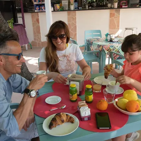 Ξενοδοχείο με διαμερίσματα Holidays 3*